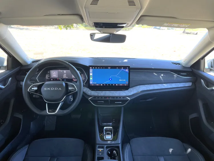 座艙配置10吋數位儀表與13吋觸控螢幕，操作直覺流暢，並支援無線Apple CarPlay／Android Auto。林浩昇攝