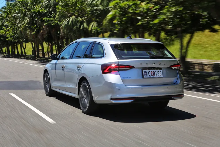 進入山路後，四驅系統展現優勢，過彎時車尾跟隨自然，XDS+差速器適時修正動力分配，抑制推頭，讓旅行車也能展現穩健又靈活的操控樂趣。林浩昇攝