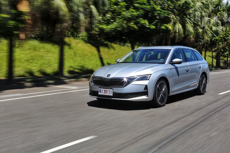 油門初段就能感受到飽滿扭力，起步輕快，中段再加速綿密線性，反應俐落且幾乎沒有遲滯感，展現歐系經典動力的成熟表現。林浩昇攝