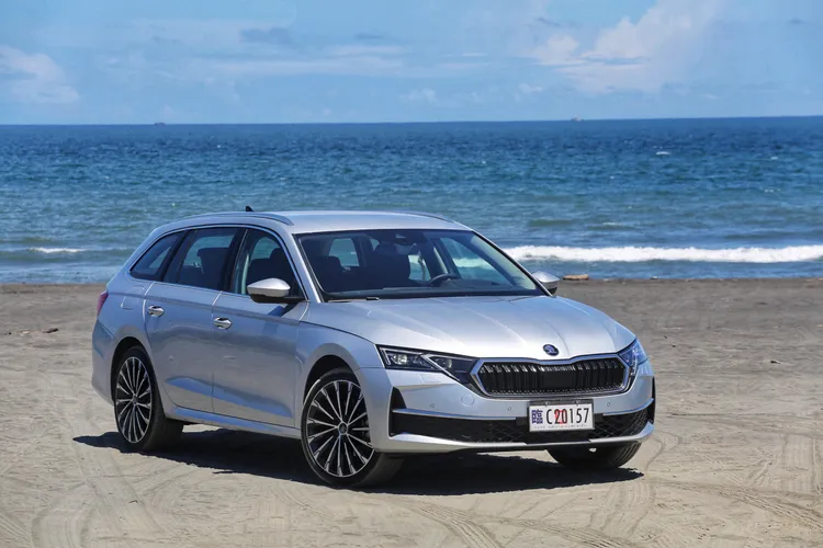 俐落家族線條搭配冰晶箭矢Matrix LED矩陣頭燈，日行燈勾勒銳利神情，展現Octavia Combi 2.0 TSI 4x4低調卻不失運動感的歐系氣勢。林浩昇攝