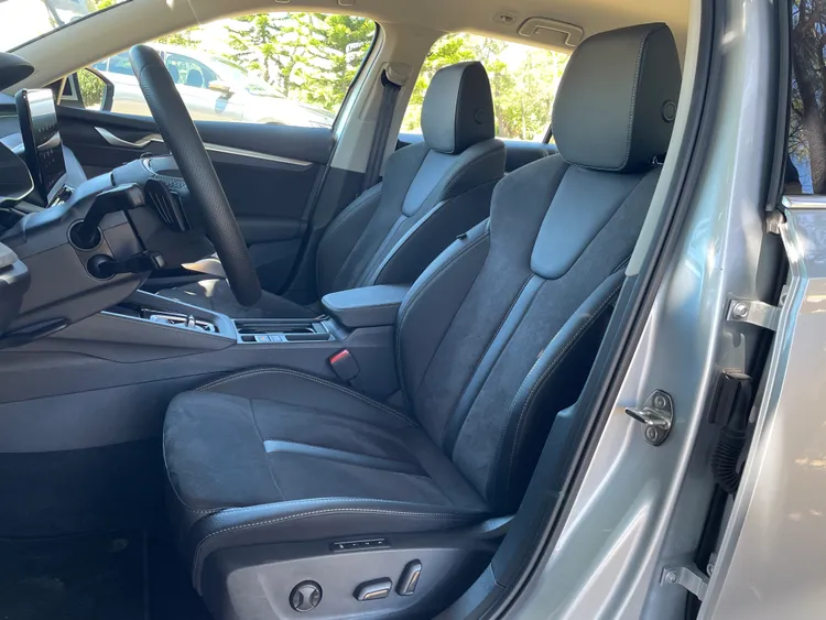 回收布料結合環保皮革，營造近似麂皮的高質感觸感，雙前座電動調整附記憶功能，僅略顯可惜的是僅有加熱配置。林浩昇攝