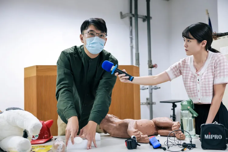 9/21國家防災日，高雄市動保處請獸醫師黃楷迪傳授狗貓防災急救包與外傷處理。翻攝畫面