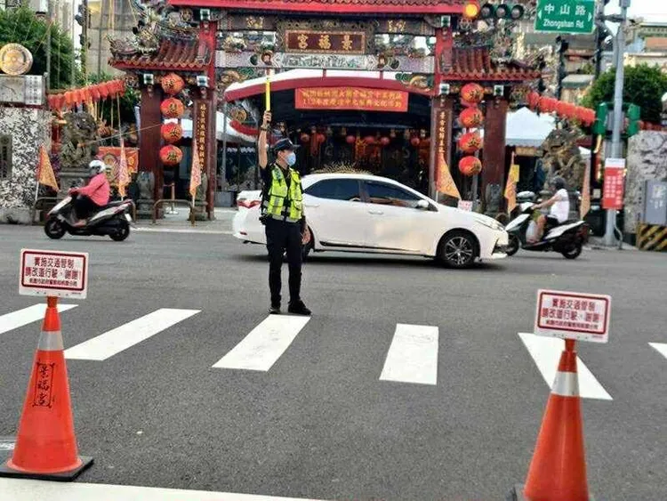警方加強景福宮周邊交管。桃園警分局提供