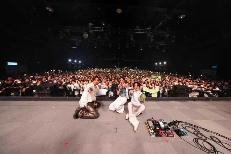 全場粉絲搶先為告五人壽星哲謙慶生。相信音樂提供