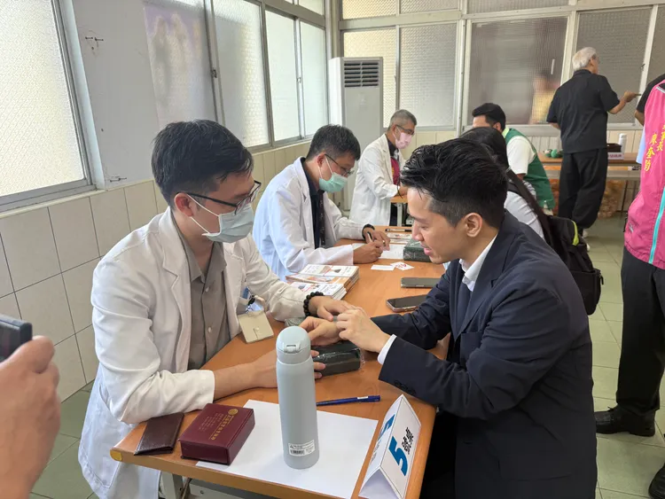 何志偉強調，政府正推動「健康台灣」三大方向，包括提升醫療品質、加強長照服務，以及把健康發展為產業。何志偉辦公室提供