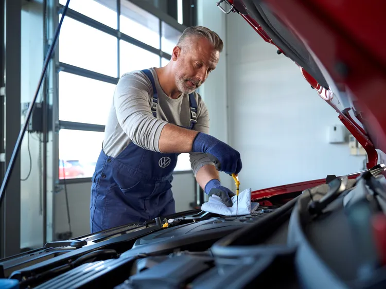 針對車齡五年以上的會員車主，台灣福斯汽車特別推出限時換油套餐，優惠價3,999元起，加購燃油添加劑同享75折。業者提供