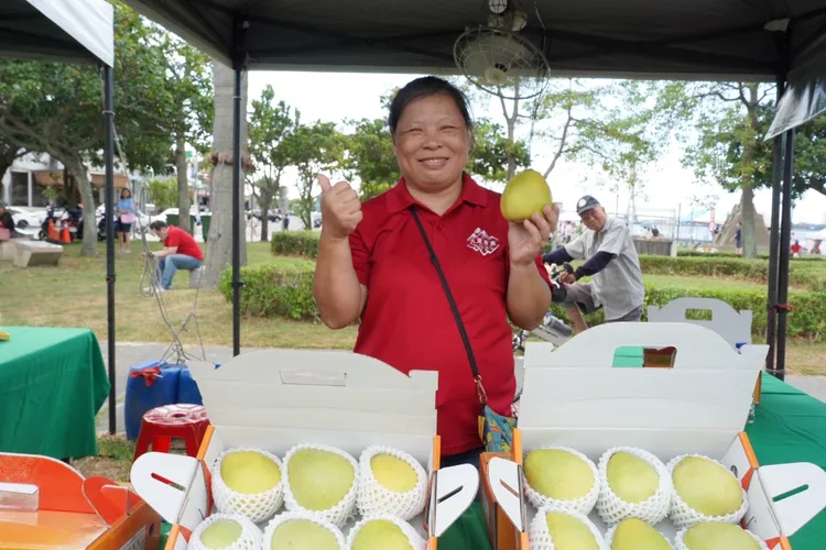 展售會推出「加倍券」優惠，匯集新北在地40個特色攤位，展售本市優質文旦柚及多樣農特產品。農業局提供