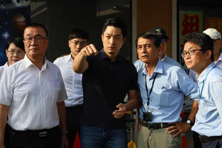 台北市長蔣萬安一早7時許至公館圓環視察車流狀況。北市府提供