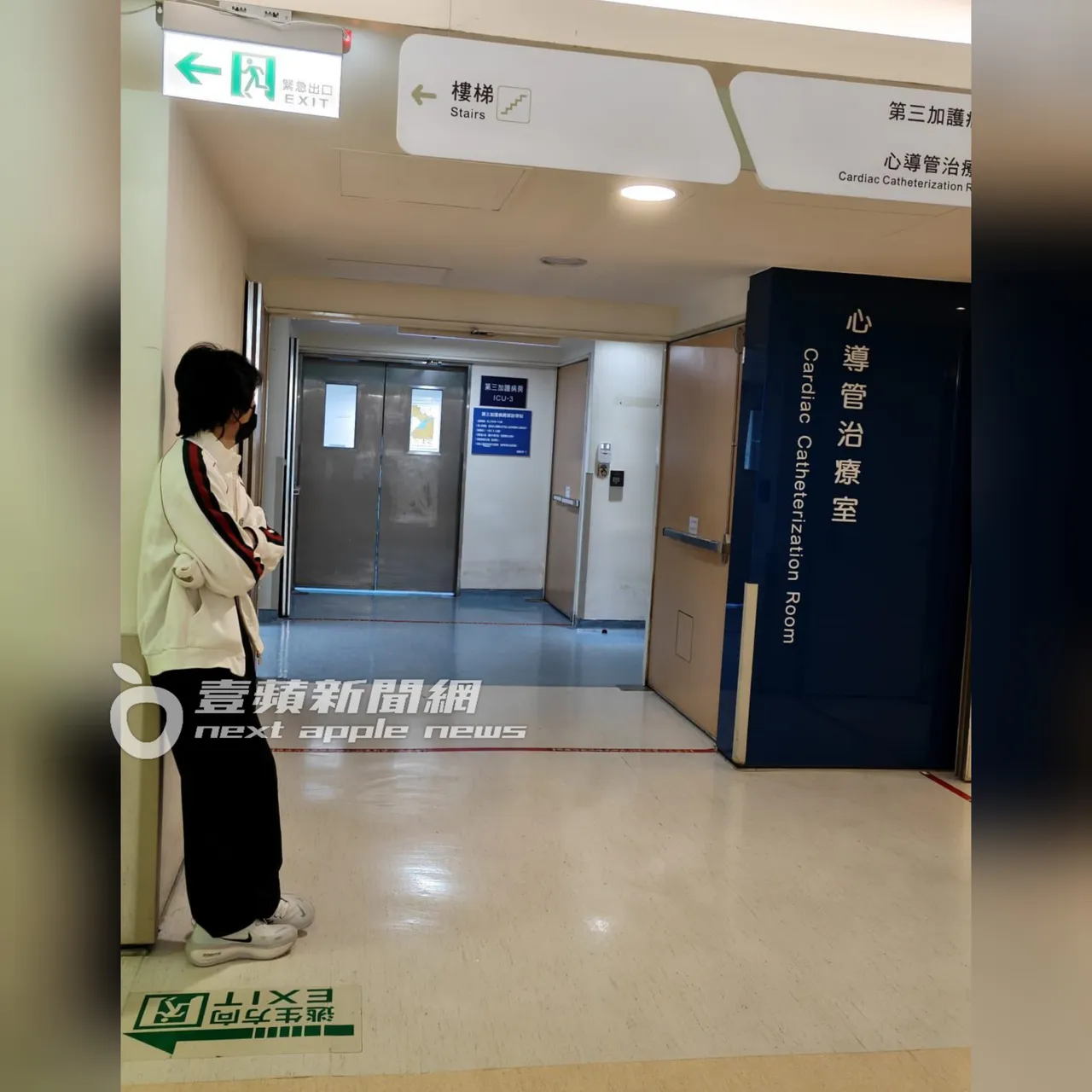 蕭敬騰被拍到靠著醫院牆壁。讀者提供