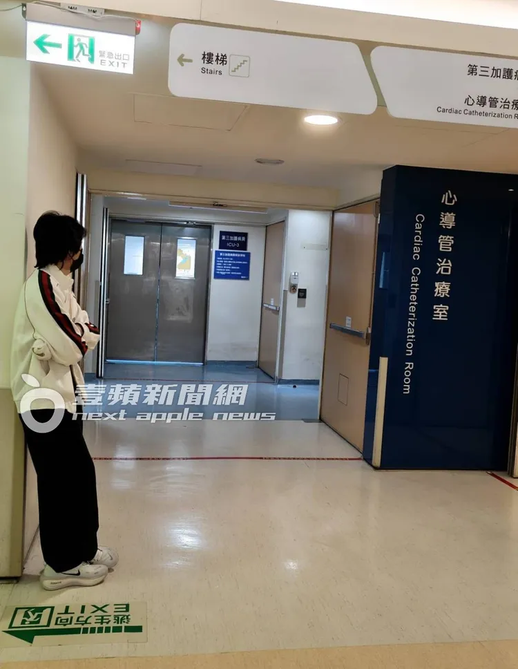 蕭敬騰被拍到靠著醫院牆壁。讀者提供