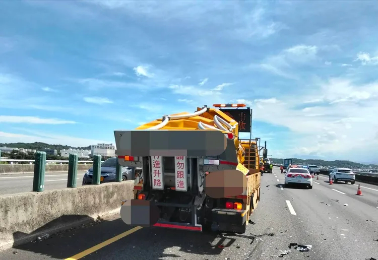 挨撞的施工緩撞車。民眾提供