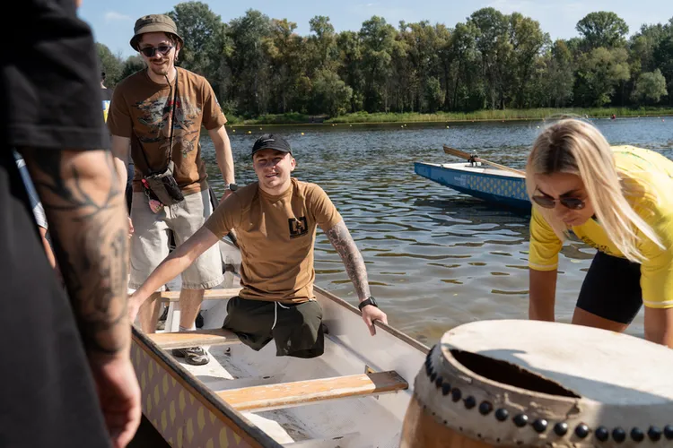 烏克蘭首都基輔舉辦首場軍人龍舟賽，來自全國的現役與退伍軍人、包括因戰受傷的參賽者，其中有參加者因俄烏戰事需要截肢。總統澤倫斯基今年2月公布，自戰爭爆發以來，已有近39萬軍人受傷。 中央社