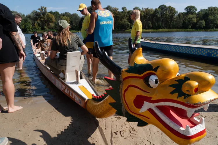 烏克蘭首都基輔舉辦首場軍人龍舟賽，雖然龍舟實屬亞洲文化，但主辦單位首次接觸龍舟是在美國的國際龍舟比賽，指龍舟比賽是體驗團結精神的國際運動，希望透過此活動協助軍人重建自信、加速重返社會。 中央社