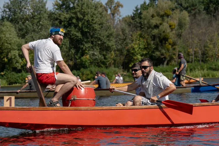 烏克蘭首都基輔舉辦首場軍人龍舟賽，來自全國的現役與退伍軍人、包括因戰受傷的參賽者。根據烏國政府數字，烏克蘭退伍軍人由2022年的120萬人，預估至2025年底將增至500萬人，占全國人口約10%。 中央社