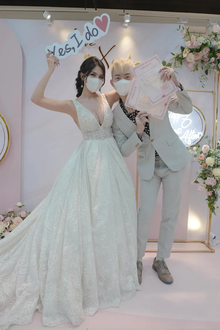 蕾菈（左）與湯宇2022年結婚。翻攝蕾菈臉書