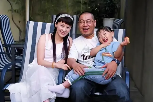 徐露（左）和導演姜凱陽育有一女。翻攝熱點新聞