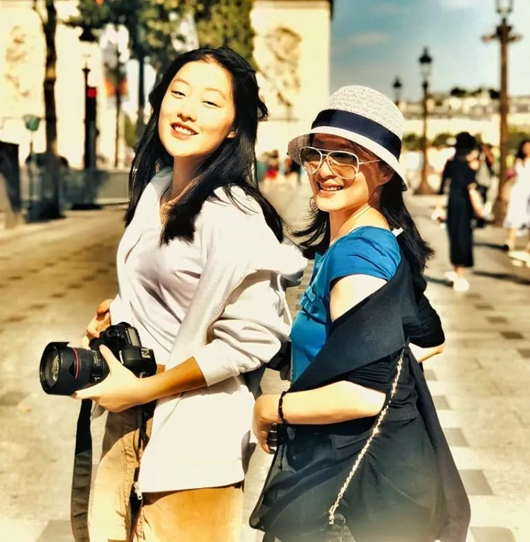 徐露分享母女旅游照,女儿目前也从事编导。翻摄徐露小红书