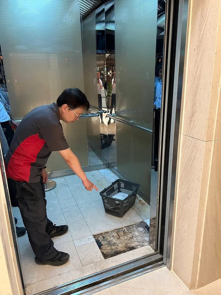 新光三越今天立即派人更換該部電梯的磁磚，完成後即可使用。市府提供
