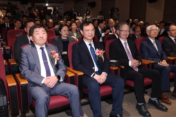 衛福部長交接典禮，行政院政務委員陳時中(左起)、新任衛福部長石崇良、前衛福部長薛瑞元出席。莊宗達攝