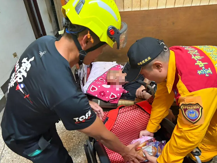 台中市特搜隊將物資送交災民。市府提供