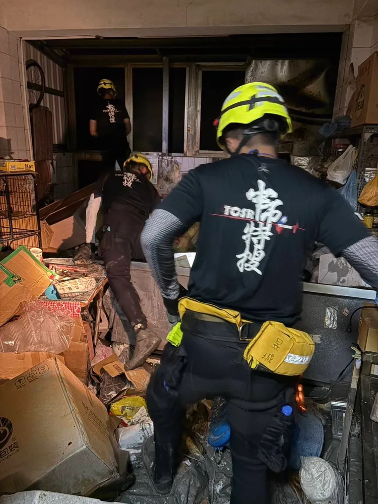 民宅滿是被沖毀的家具、廢棄物，令搜救人員寸步難行。市府提供