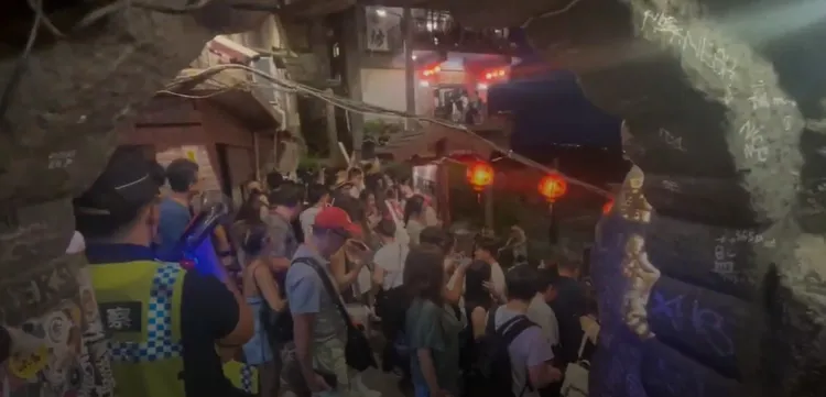 假日時九份地區湧入大量遊客，對此，警方也派員在現場宣導。翻攝照片