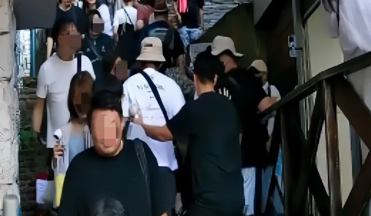 3名犯嫌專挑外國遊客下手，最終遭警方當場逮捕。翻攝照片