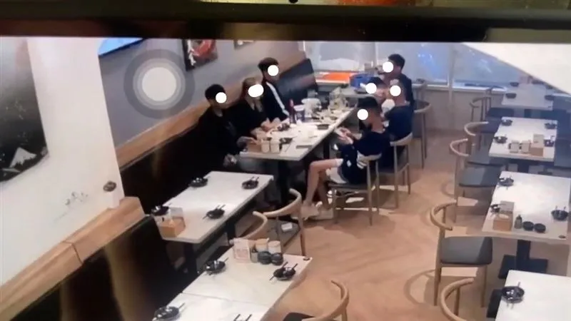 几名少年案发前一小时才在居酒屋聚餐。翻摄画面