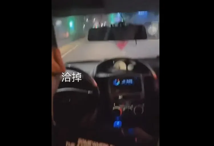 幾名少年在車上放電音嬉鬧。翻攝畫面