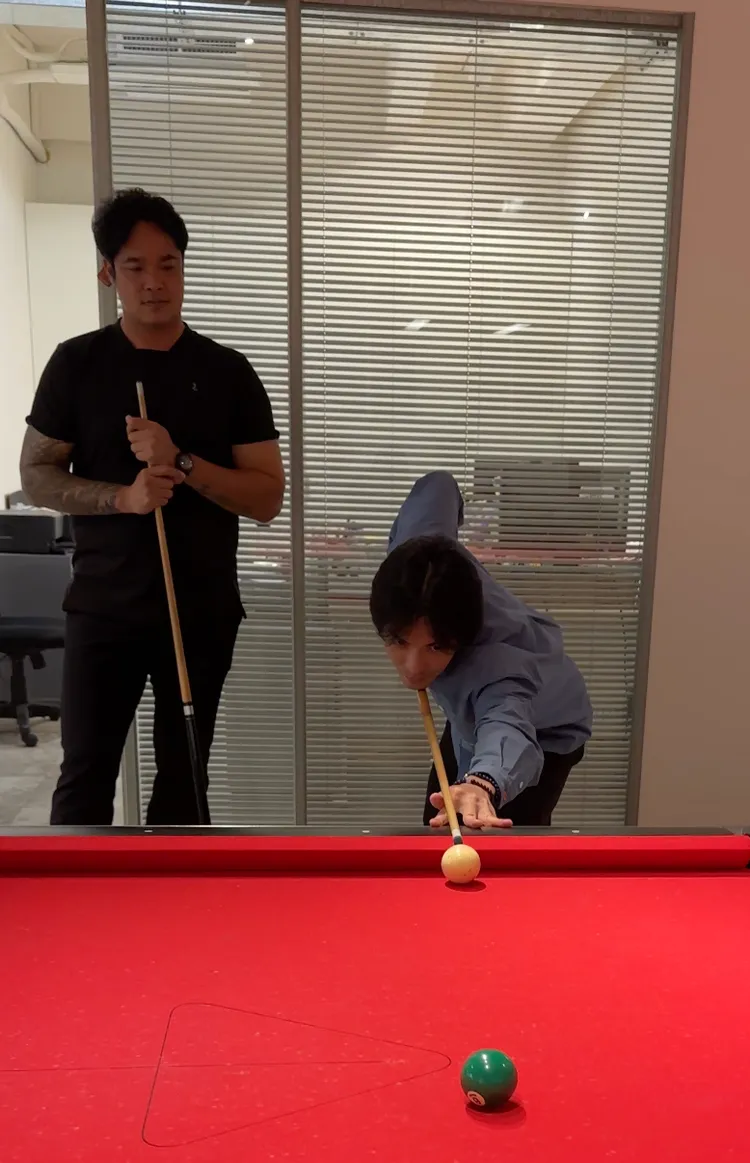 蕭敬騰與林智勝相約打撞球。喜鵲娛樂供