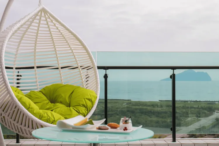 蘭陽烏石港海景酒店遠觀龜山島遼闊天際。業者提供