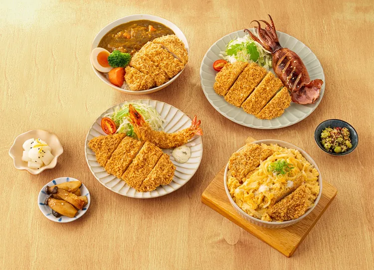 針對外帶和外送「品田牧場」即日起推出多款丼飯和雙拼品項，外帶價169元起，9月底前在foodpanda消費滿400元，即享65折優惠。(左後)香酥咖哩豬排丼、(左前)黃金豬排拼塔塔海老、(右後)黃金豬排拚炙燒魷魚、(右前)滑蛋豬排丼。王品集團提供