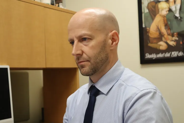 洪澤克認為新版民防手冊危機感不足。中央社