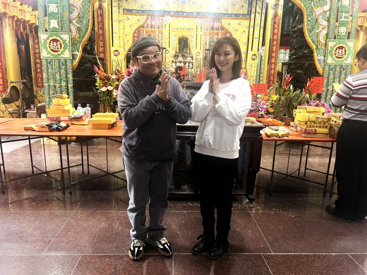 陳珮騏（右）到廣天宮幫許效舜衝收視。公視台語台提供