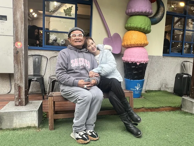 許效舜（左）拿製作費變情人節基金，放生選手，陪陳珮騏（右）甜逛審計新村。公視台語台提供