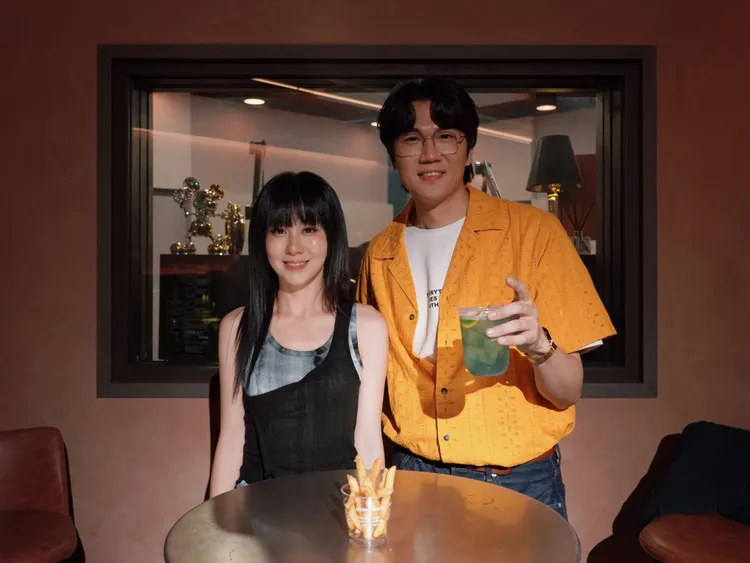 白安（左）邀宇宙人小玉錄製Podcast《一個路人經過》。相信音樂提供