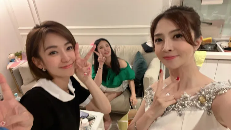 女星李亮瑾深夜與好友一起吃鹹酥雞。翻攝李亮瑾臉書