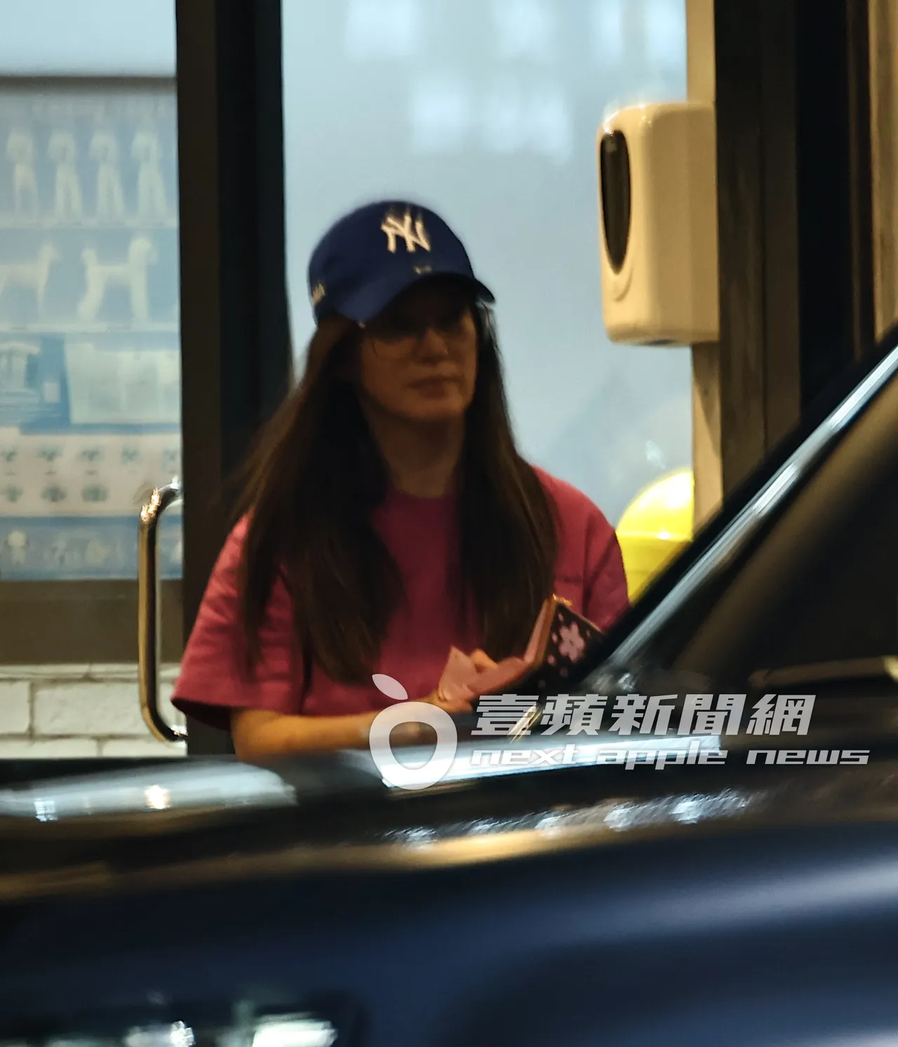 张震老婆付1500元接宝贝长毛吉娃娃洗完澡回家。特勤中心摄