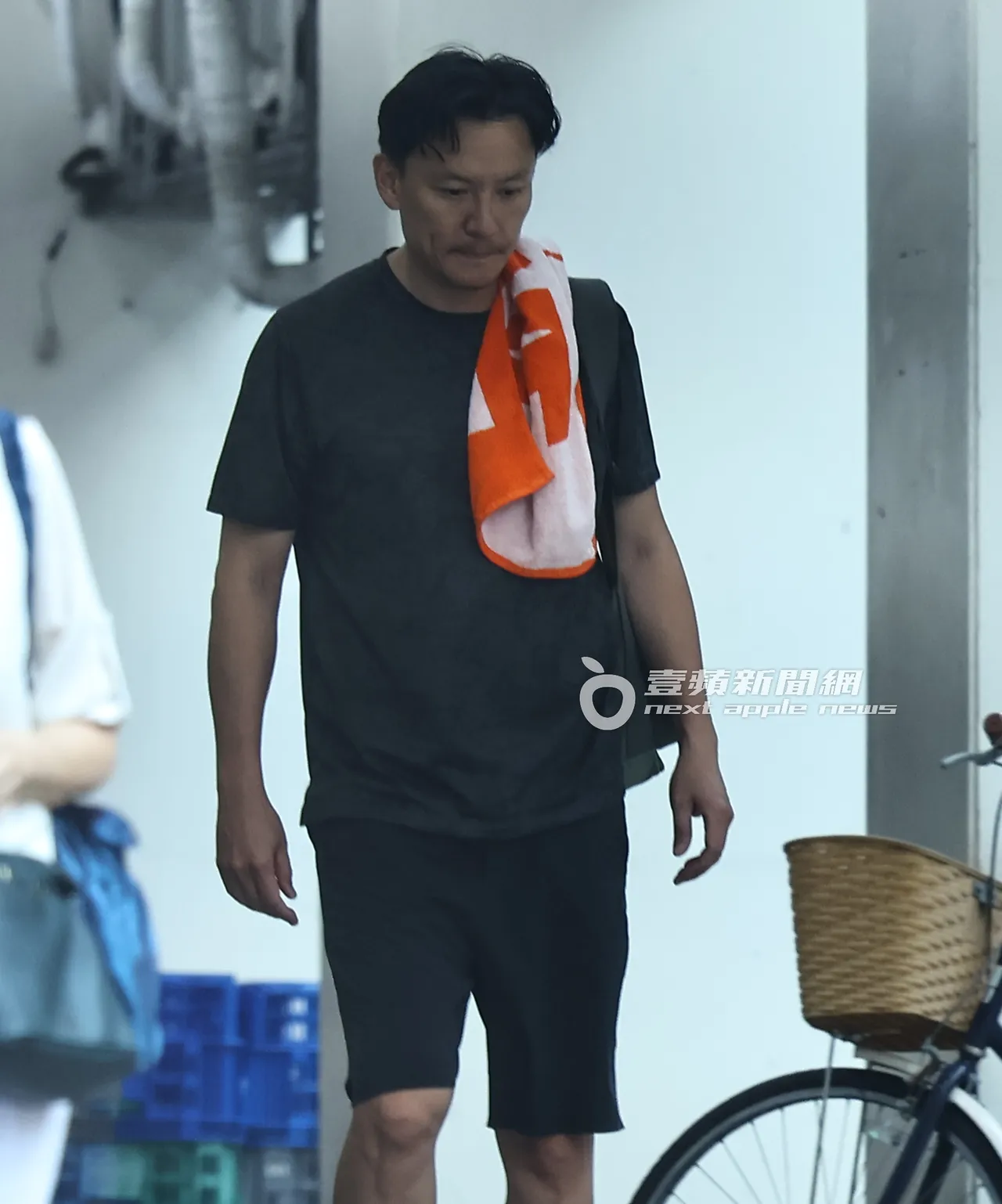 张震运动完离开运动工作室。特勤中心摄