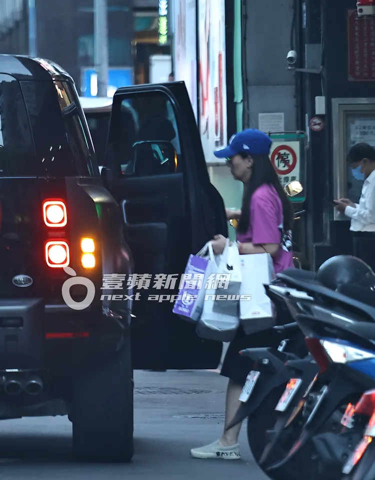 張震老婆莊雯如提Sogo百貨公司的戰利品和「泡泡瑪特POPMART」上車。特勤中心攝