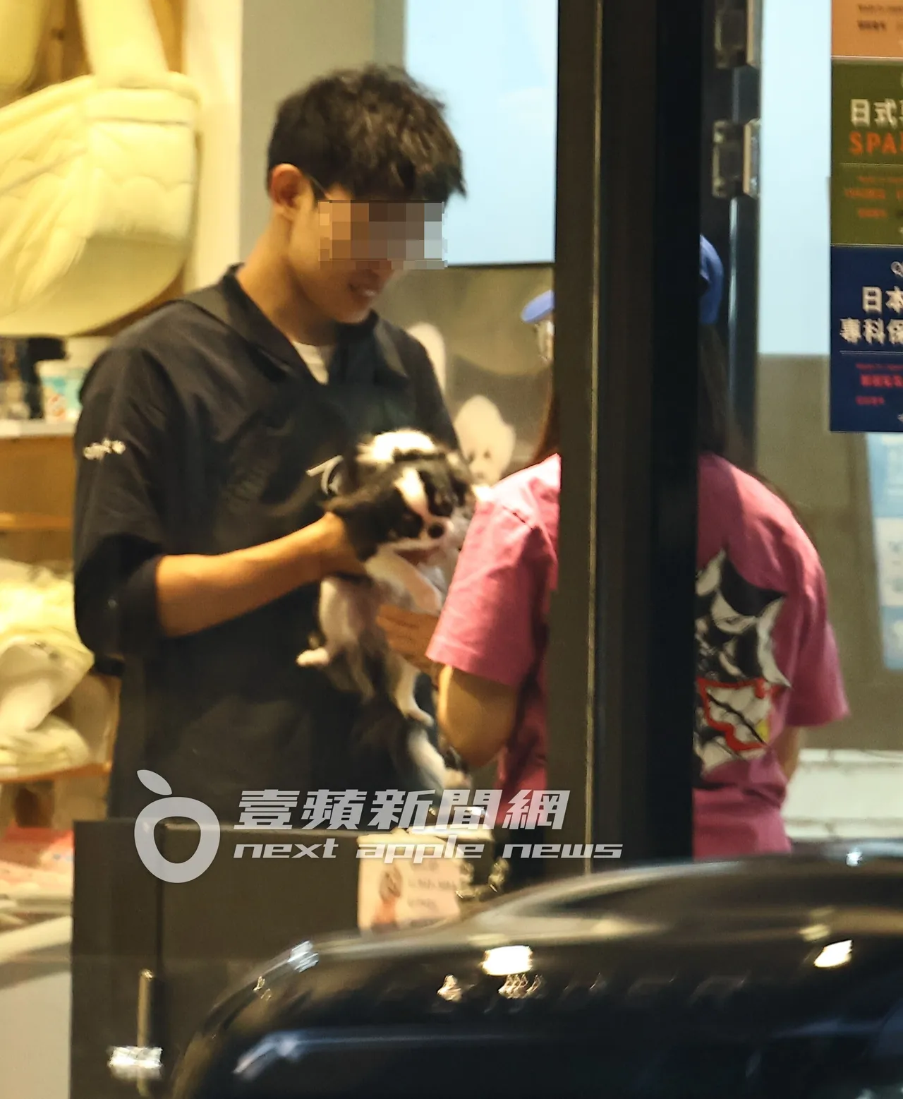张震前助理老婆下车到宠物美容接黑白长毛吉娃娃爱犬上车。特勤中心摄
