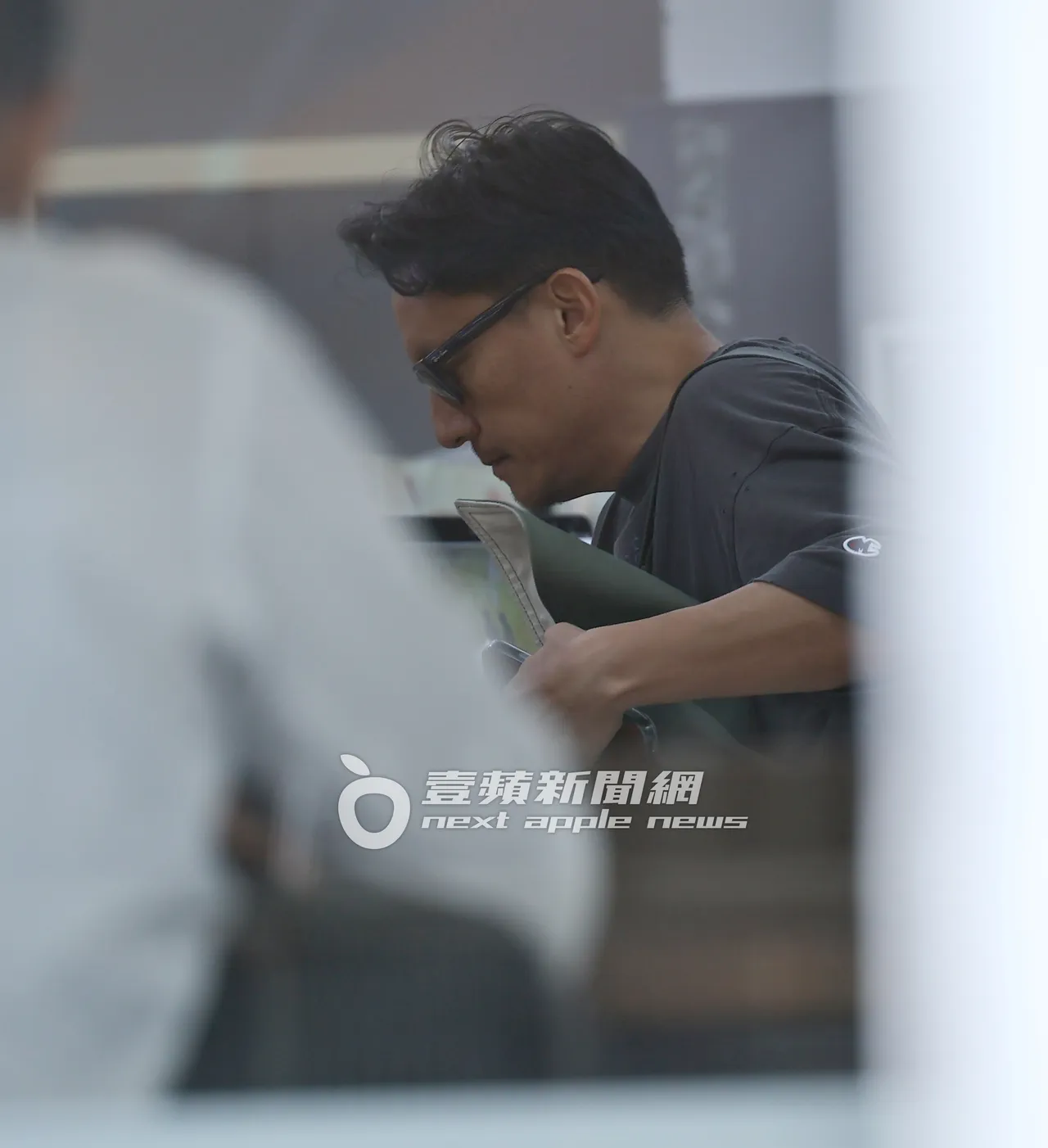 张震到全家便利商店采买食物。特勤中心摄