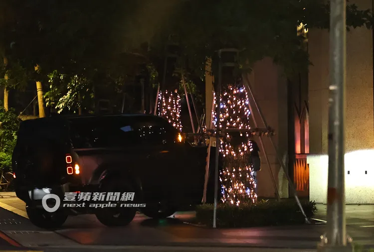 張震開車載老婆回2.3億元巨星豪宅。特勤中心攝
