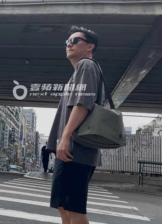 張震戴著墨鏡，短袖、短褲輕便穿著仍散發熟男魅力。特勤中心攝