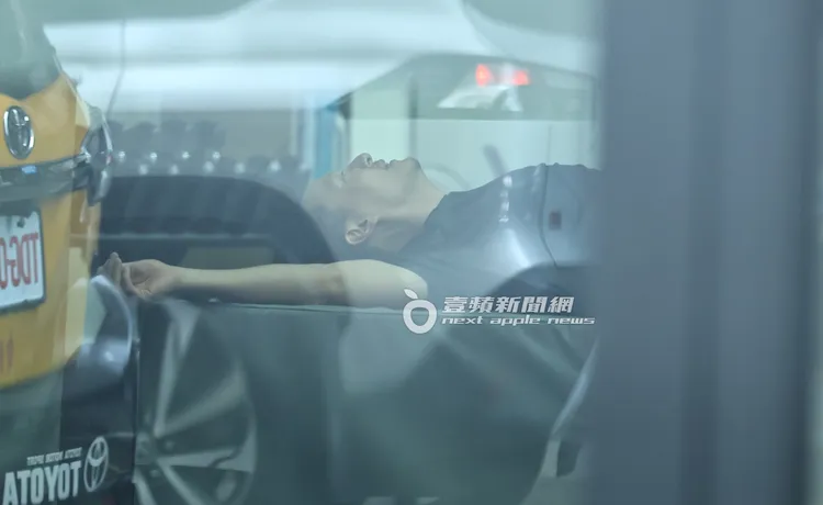 張震累到大字形躺平。特勤中心攝