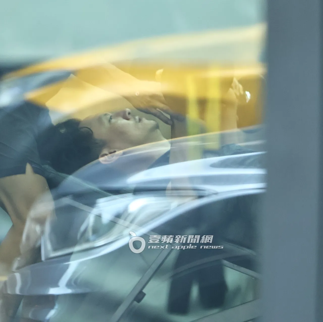 张震举哑铃健身。特勤中心摄