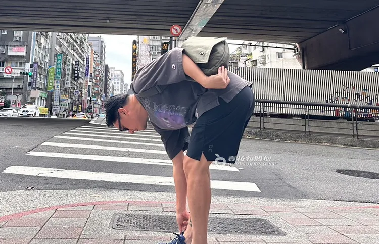 張震彎腰調整鞋帶。特勤中心攝