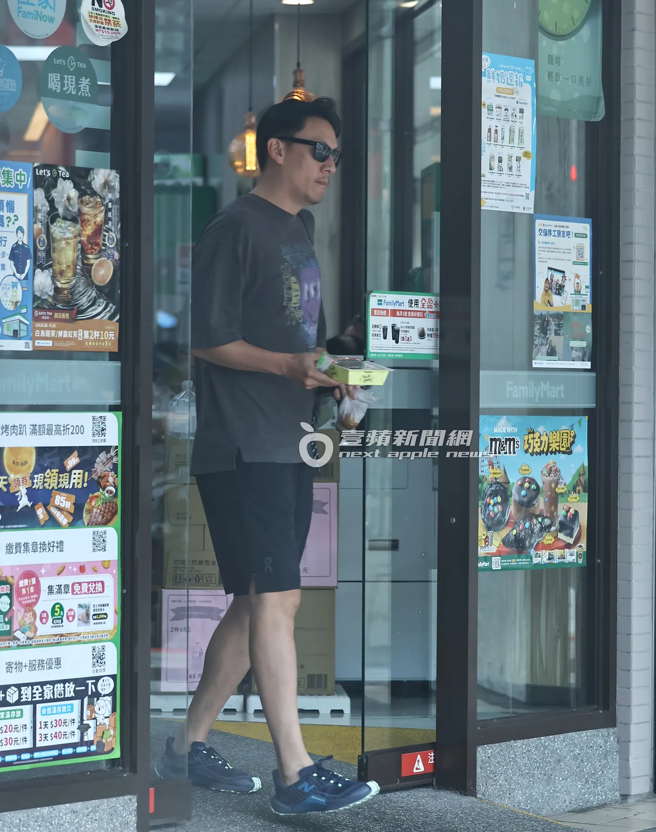 张震买了健身餐盒和茶叶蛋。特勤中心摄