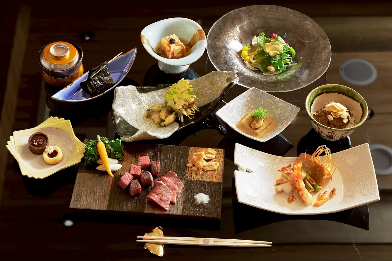 HAYASE日本料理铁板烧全新推出午餐套餐「锦秋铁火旬响」,每位2480元起,呈现九道精致料理,主菜可选择日本和牛搭配薄烧和牛,亦可加价升等为和牛菲力、仙台和牛肋眼或菲力;或选择香煎伊比利猪、香烤羊排、清蒸松阪猪(三选二);另有海鲜珍馔如伊势龙虾,满足不同饕客需求。JR东日本大饭店台北提供
