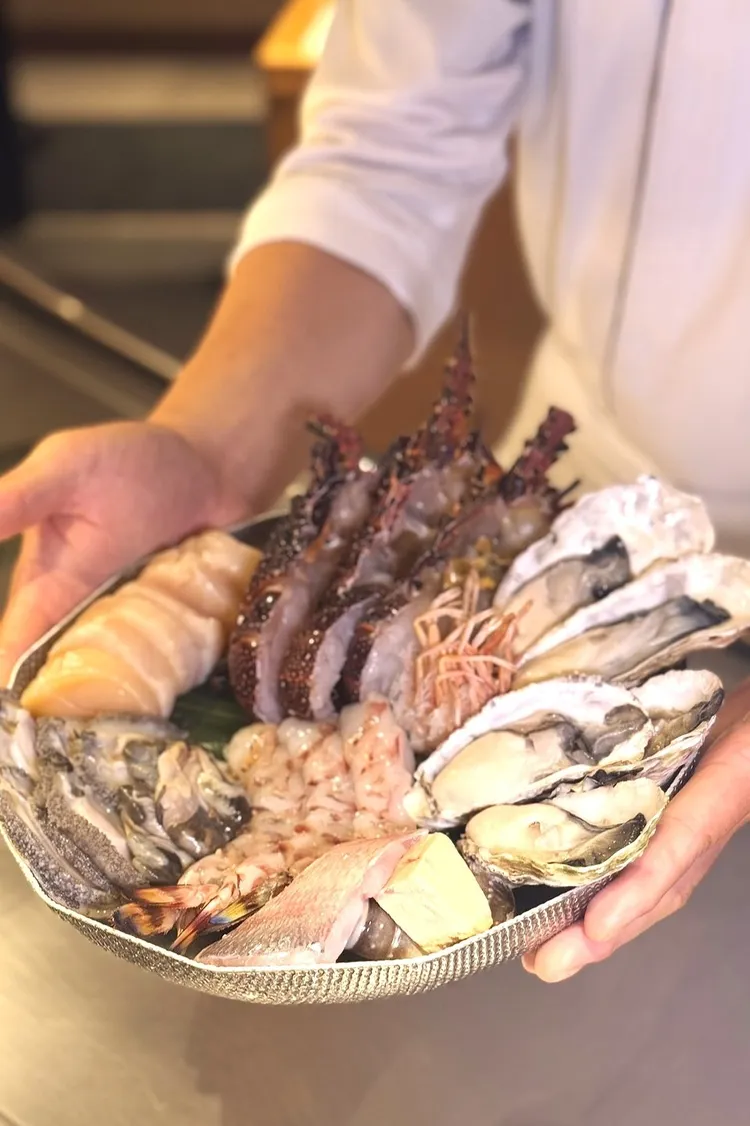 JR東日本大飯店台北HAYASE日本料理鐵板燒，除了日本和牛、仙台和牛外，還有如活鮑魚、日本牡蠣、藍龍蝦為主打，獻上層次豐富的秋季美饌。JR東日本大飯店台北提供